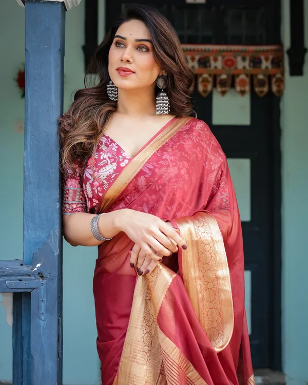 Elegant_Maroon_Plain_Chiffon_Saree_with_Gold_Border,_Printed_Blouse_&_Tassel_Detailing