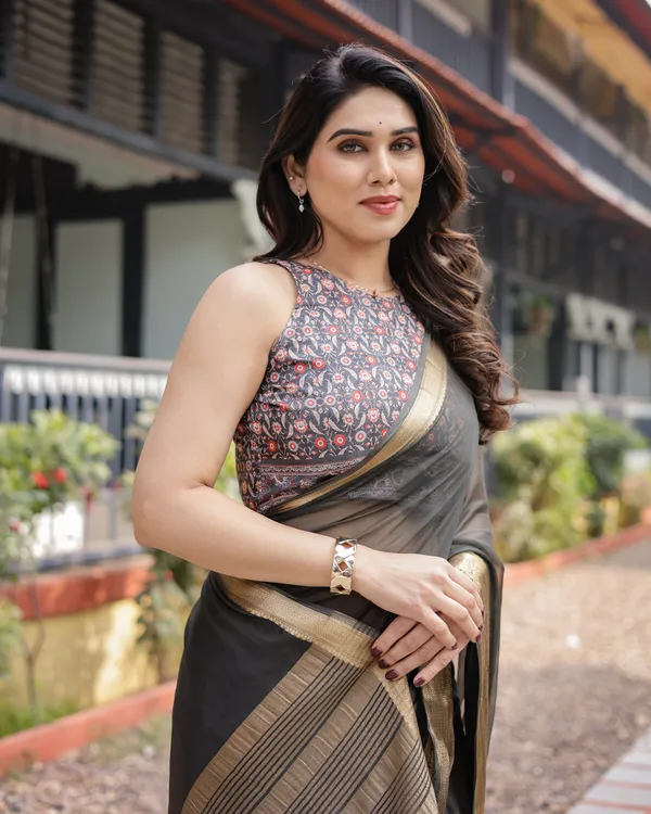 Ethereal_Black_Plain_Chiffon_Saree_with_Gold_Zari_Border,_Floral_Printed_Blouse_&_Tassel_Detailing