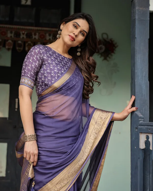 Deep_Violet_Plain_Chiffon_Saree_with_Gold_Zari_Border,_Floral_Printed_Blouse_&_Tassel_Detailing