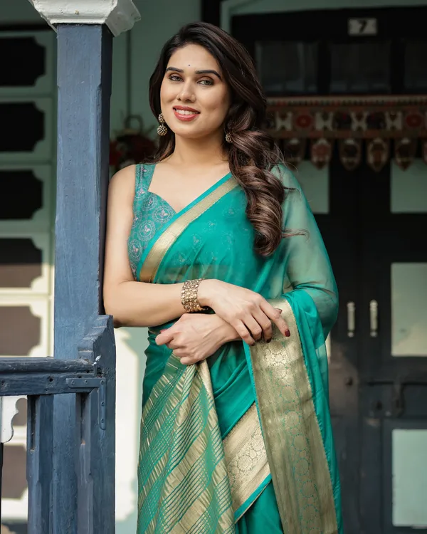 Elegant_Sea_Green_Plain_Chiffon_Saree_with_Gold_Zari_Border,_Paisley_Printed_Blouse_&_Tassel_Detailing