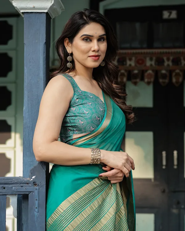 Elegant_Sea_Green_Plain_Chiffon_Saree_with_Gold_Zari_Border,_Paisley_Printed_Blouse_&_Tassel_Detailing