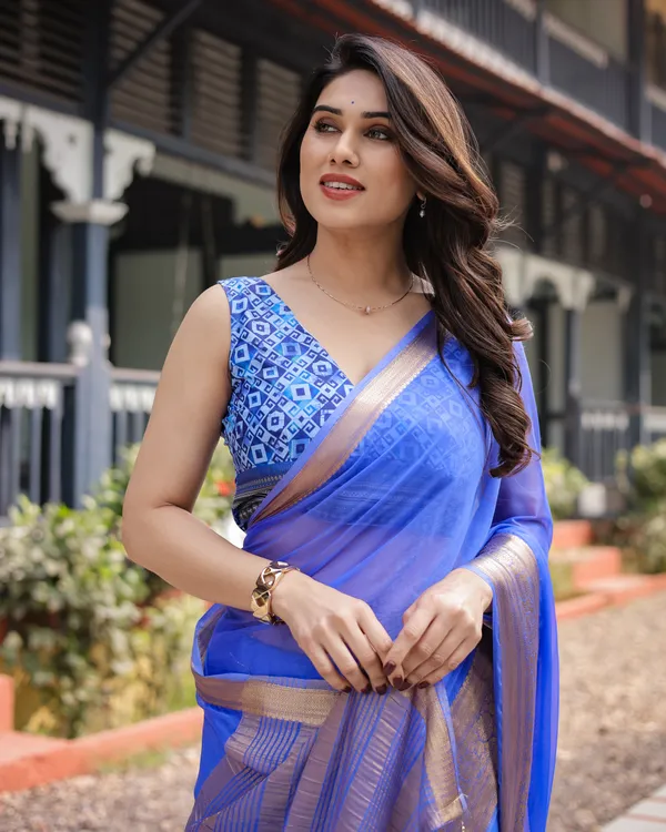 Royal_Blue_Plain_Chiffon_Saree_with_Gold_Zari_Border,_Geometric_Printed_Blouse_&_Tassel_Detailing