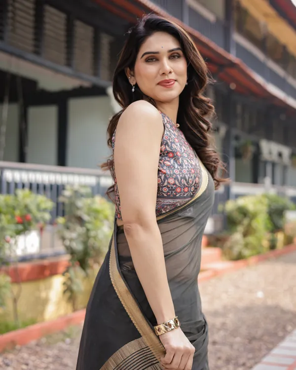 Ethereal_Black_Plain_Chiffon_Saree_with_Gold_Zari_Border,_Floral_Printed_Blouse_&_Tassel_Detailing