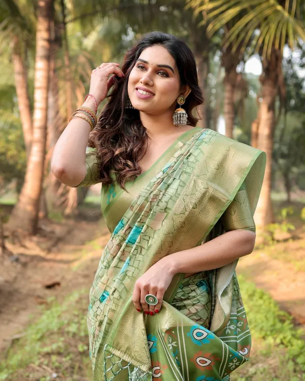 Elegant_Light_Green_Tussar_Silk_Saree_with_Zari_Motif_Border_and_Contemporary_Checkered_Pallu_Design