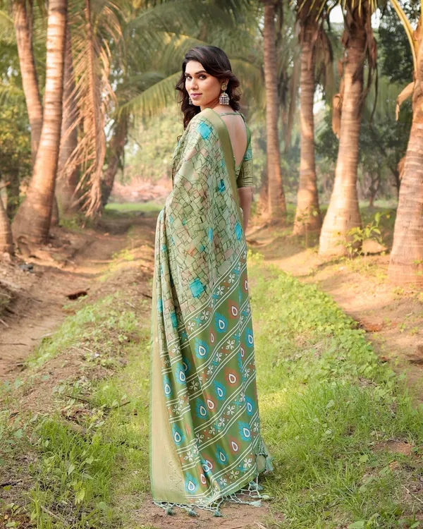Elegant_Light_Green_Tussar_Silk_Saree_with_Zari_Motif_Border_and_Contemporary_Checkered_Pallu_Design