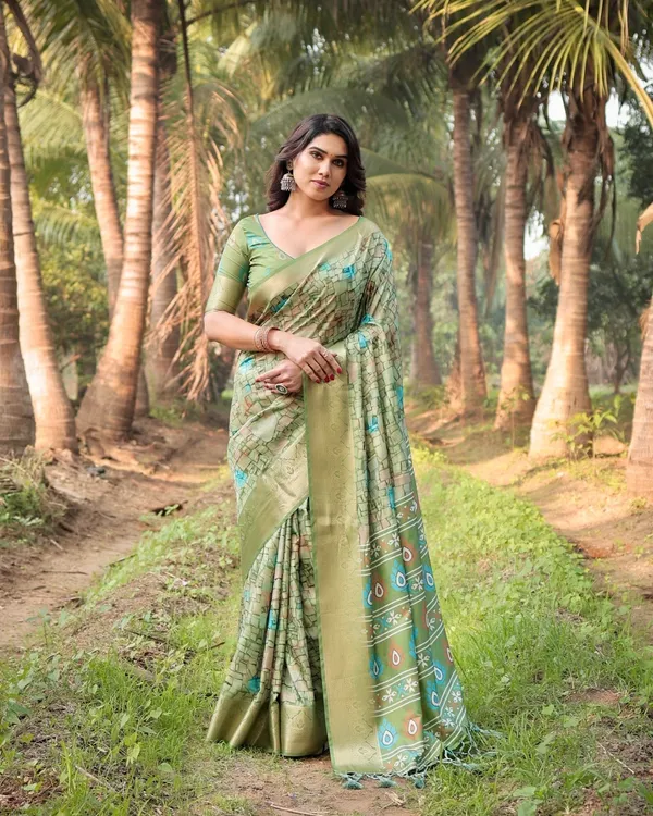 Elegant_Light_Green_Tussar_Silk_Saree_with_Zari_Motif_Border_and_Contemporary_Checkered_Pallu_Design