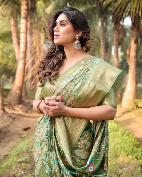 Elegant_Light_Green_Tussar_Silk_Saree_with_Zari_Motif_Border_and_Contemporary_Checkered_Pallu_Design