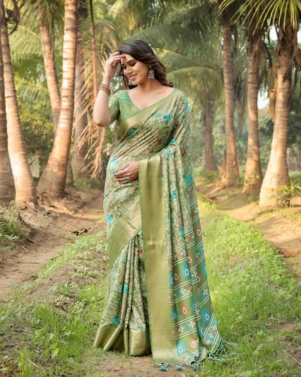 Elegant_Light_Green_Tussar_Silk_Saree_with_Zari_Motif_Border_and_Contemporary_Checkered_Pallu_Design