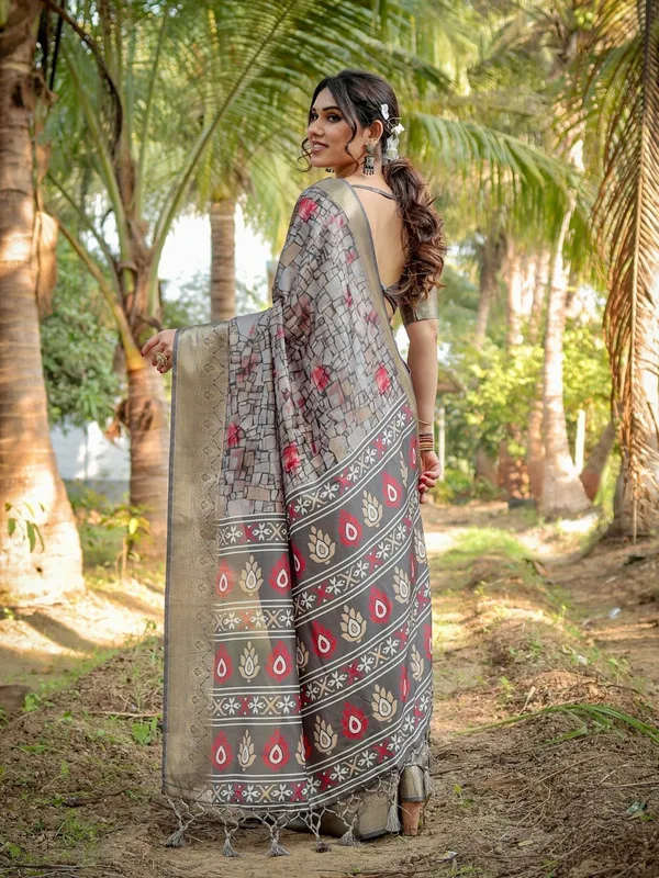 Stunning_Grey_Tussar_Silk_Saree_with_Golden_Zari_Border_and_Mosaic-Inspired_Pallu_Design