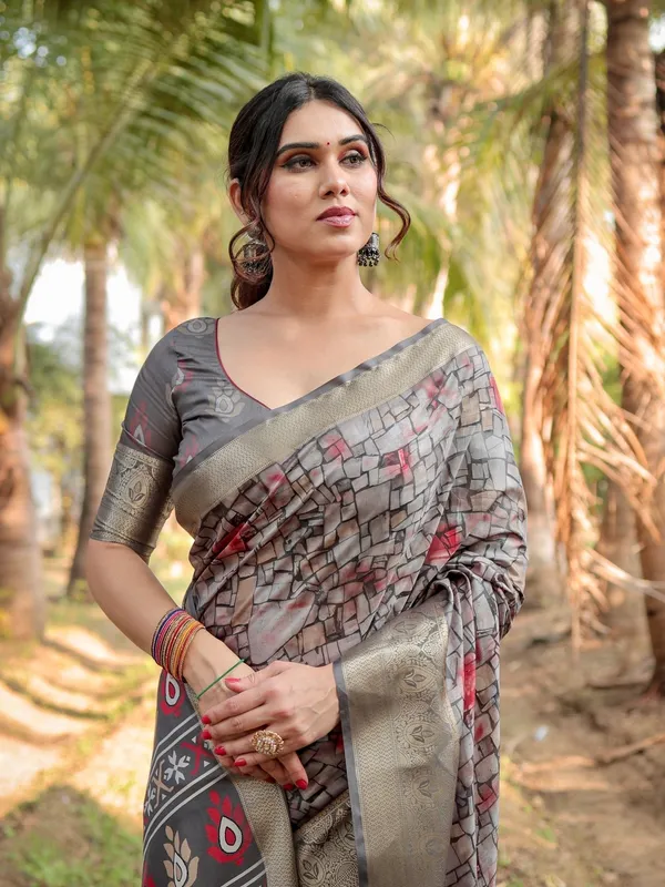 Stunning_Grey_Tussar_Silk_Saree_with_Golden_Zari_Border_and_Mosaic-Inspired_Pallu_Design