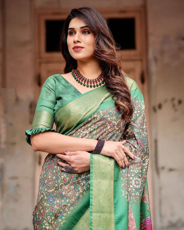 Emerald_Green_&_Magenta_Tussar_Silk_Saree_with_Zari_Weave_and_Tassel_Finish
