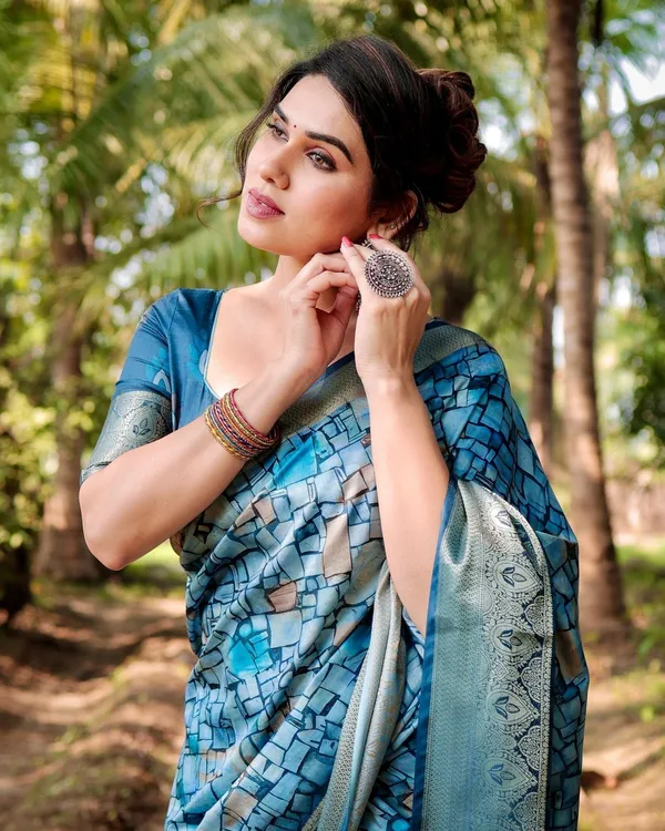 Mesmerizing_Blue_Tussar_Silk_Saree_with_Golden_Zari_Border_and_Mosaic-Inspired_Pallu_Design