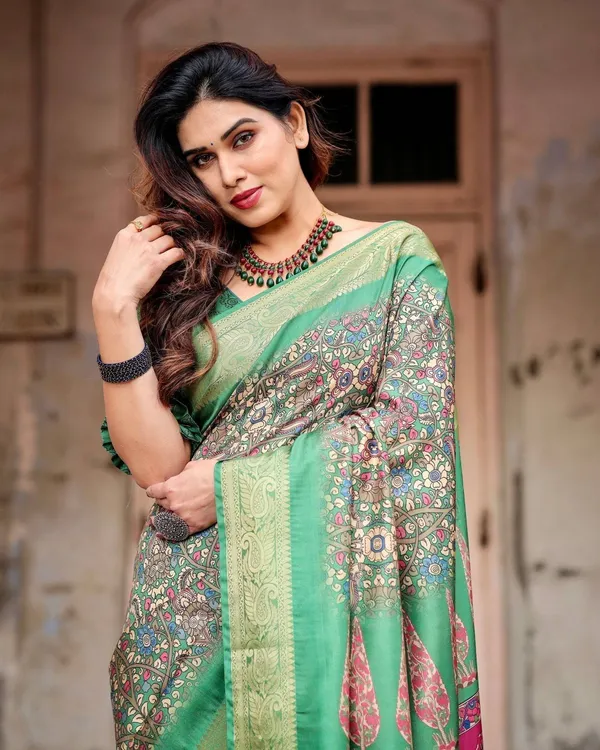 Emerald_Green_&_Magenta_Tussar_Silk_Saree_with_Zari_Weave_and_Tassel_Finish