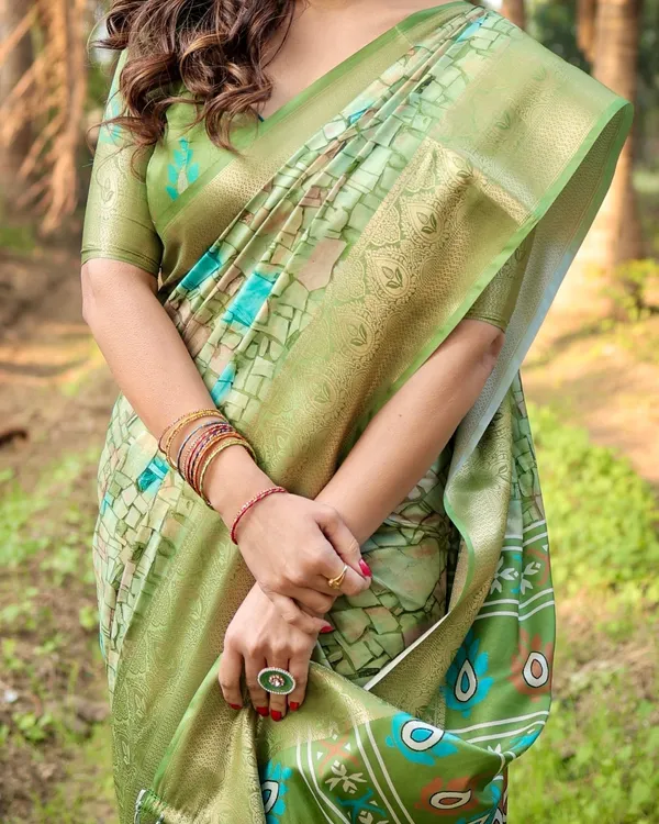 Elegant_Light_Green_Tussar_Silk_Saree_with_Zari_Motif_Border_and_Contemporary_Checkered_Pallu_Design