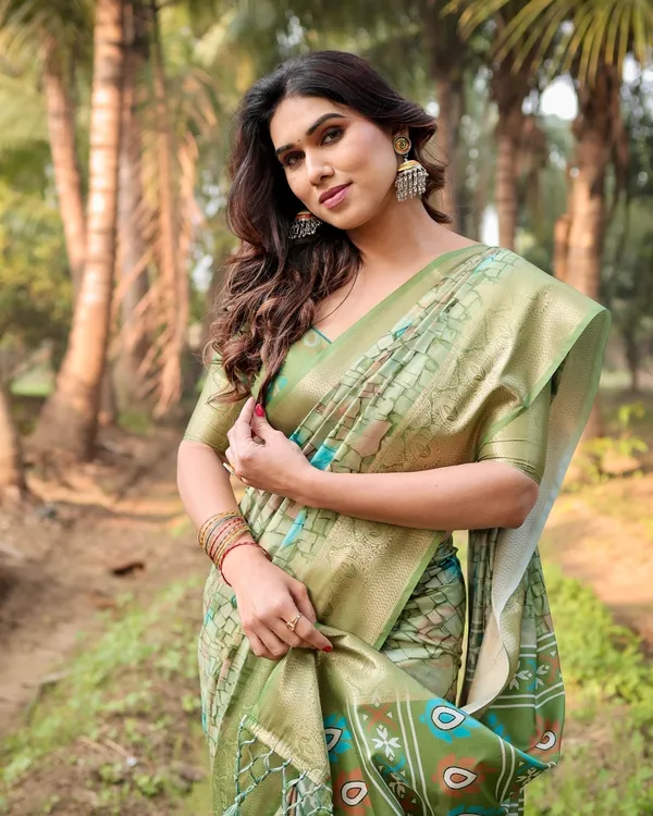Elegant_Light_Green_Tussar_Silk_Saree_with_Zari_Motif_Border_and_Contemporary_Checkered_Pallu_Design