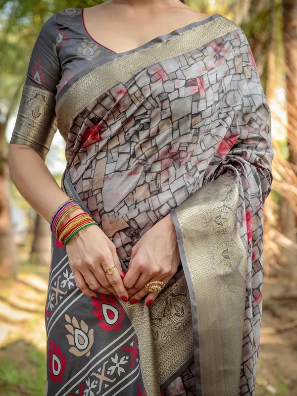 Stunning_Grey_Tussar_Silk_Saree_with_Golden_Zari_Border_and_Mosaic-Inspired_Pallu_Design