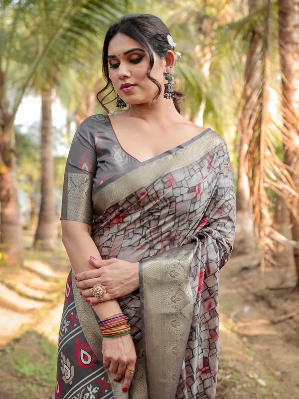 Stunning_Grey_Tussar_Silk_Saree_with_Golden_Zari_Border_and_Mosaic-Inspired_Pallu_Design