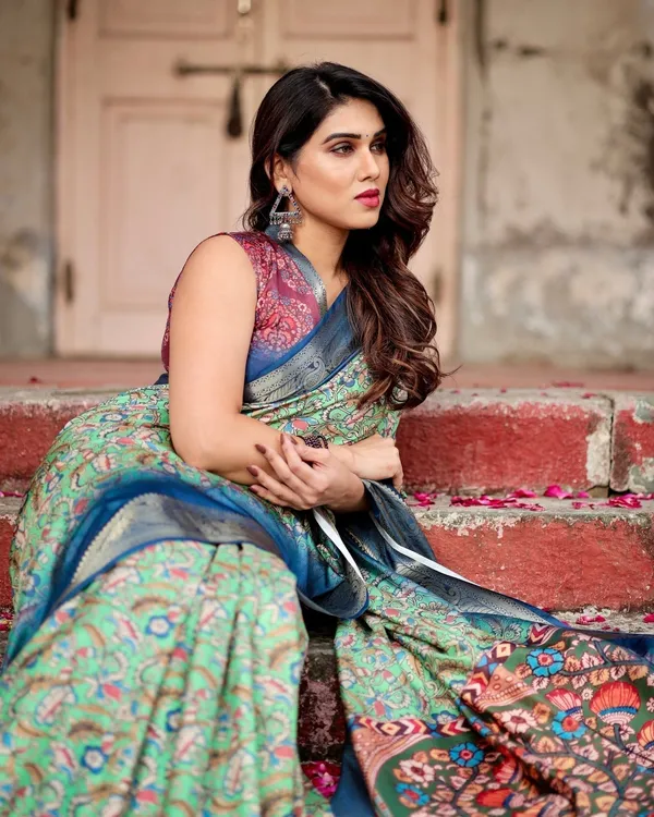 Majestic_Blue_and_Green_Digital_Print_Saree_with_Intricate_Floral_Motifs_and_Contrasting_Pallu