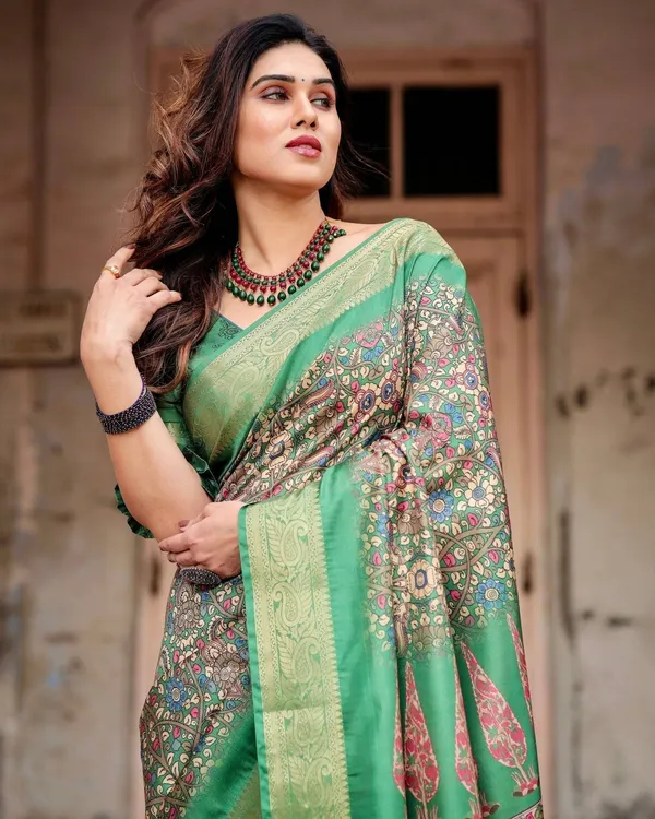 Emerald_Green_&_Magenta_Tussar_Silk_Saree_with_Zari_Weave_and_Tassel_Finish