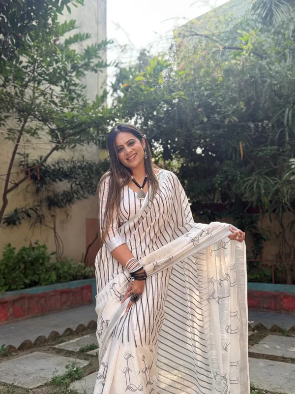 Elegant_Off-White_Pure_Linen_Digital_Printed_Saree_with_Striped_Design_and_Unique_Black_Motif_Pallu_?????????_Comes_with_Blouse_Piece_and_Tassels