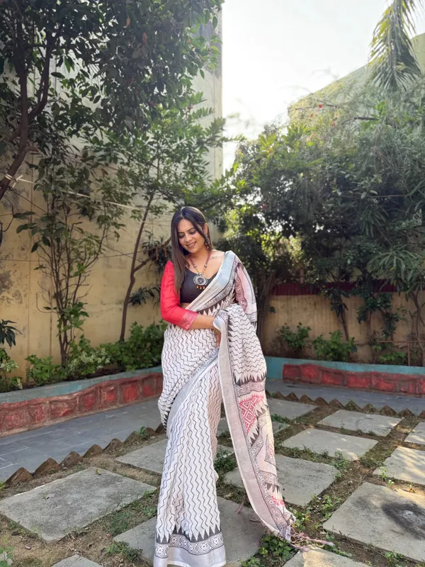 Elegant_White_Pure_Linen_Digital_Printed_Saree_with_Chevron_Design_and_Intricate_Red-Black_Geometric_Pallu_?????????_Tassel_Details_and_Matching_Blouse_Piece