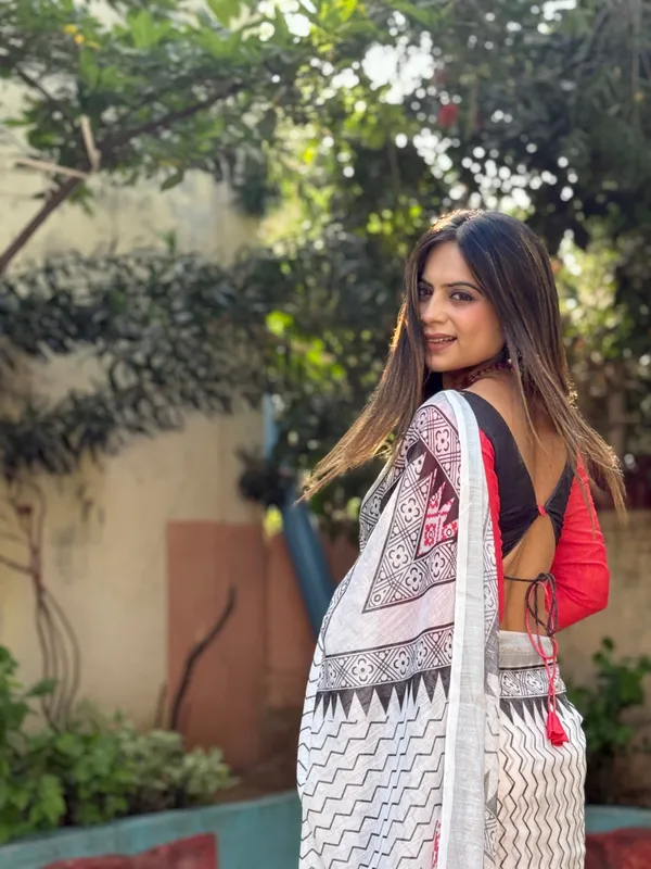 Elegant_White_Pure_Linen_Digital_Printed_Saree_with_Chevron_Design_and_Intricate_Red-Black_Geometric_Pallu_?????????_Tassel_Details_and_Matching_Blouse_Piece