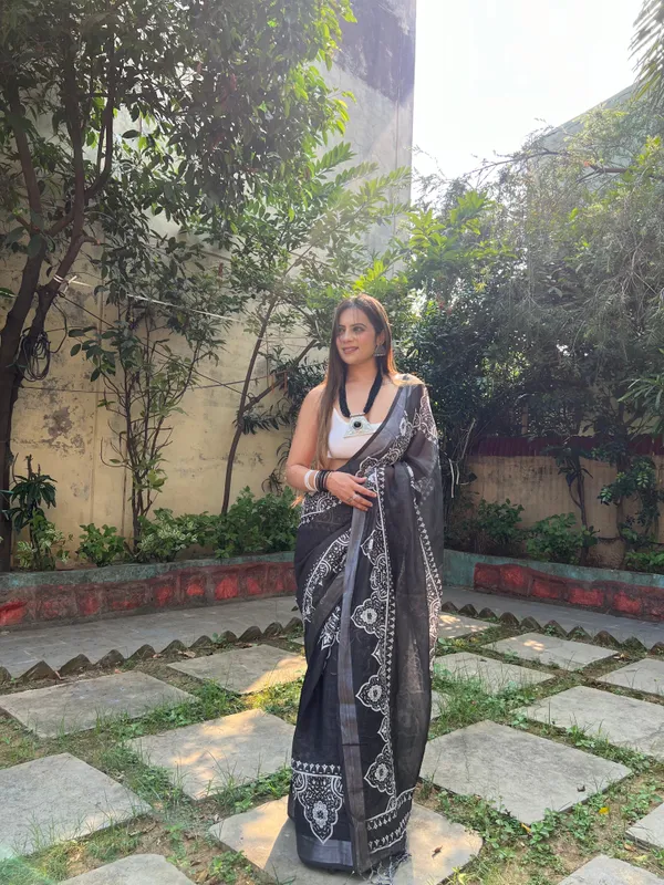 Black_and_White_Pure_Cotton_Linen_Saree_with_Intricate_Floral_Design_and_Tassels_on_Edges