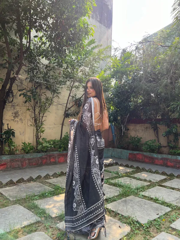 Black_and_White_Pure_Cotton_Linen_Saree_with_Intricate_Floral_Design_and_Tassels_on_Edges