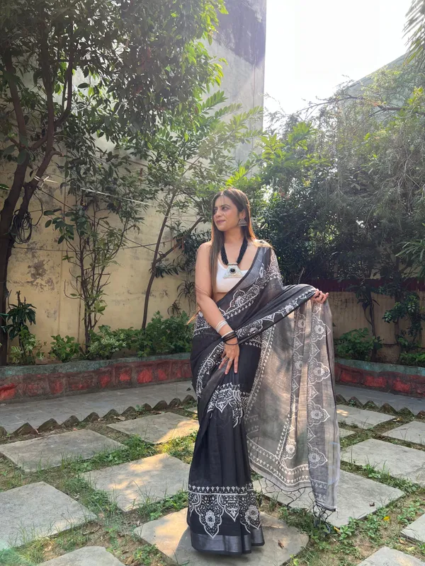 Black_and_White_Pure_Cotton_Linen_Saree_with_Intricate_Floral_Design_and_Tassels_on_Edges