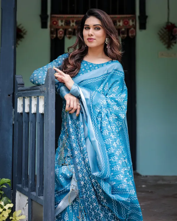Turquoise_Pure_Cotton_Linen_Saree_with_White_Floral_Design,_Blouse,_and_Tassel_Edges