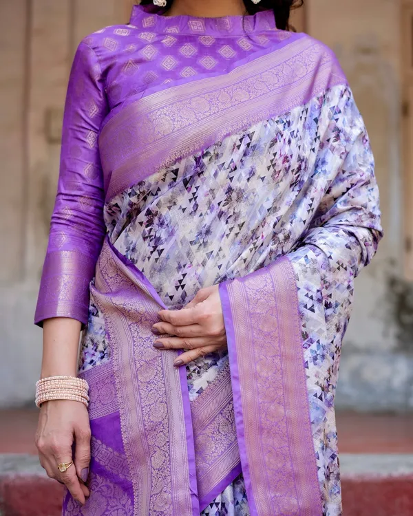 Lavender_and_White_Geometric_Floral_Digital_Print_Banarasi_Silk_Saree_with_Zari_Weave_and_Tassel-Embellished_Pallu