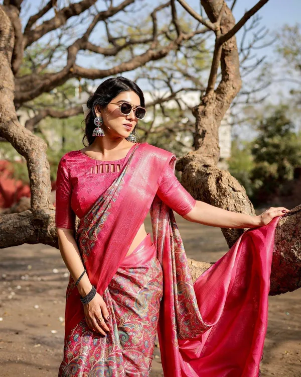 Elegant_Pink_Banarasi_Silk_Saree_with_Paisley_Design,_Zari_Weaving,_and_Tassels