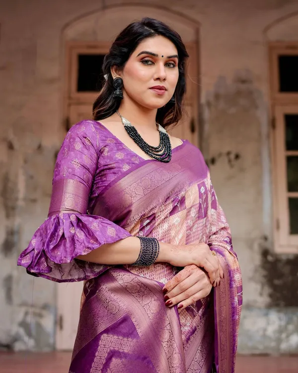 Exquisite_Lavender_Banarasi_Silk_Saree_with_Zari_Weave_and_Tassels