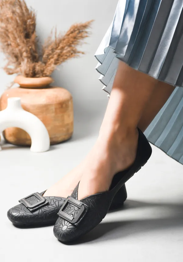 Peek_Floral_Black_Design_Soft_Footbed