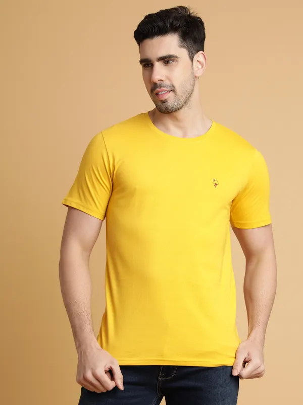 Yellow_Cotton_Blend_Solid_T-Shirt_For_Men