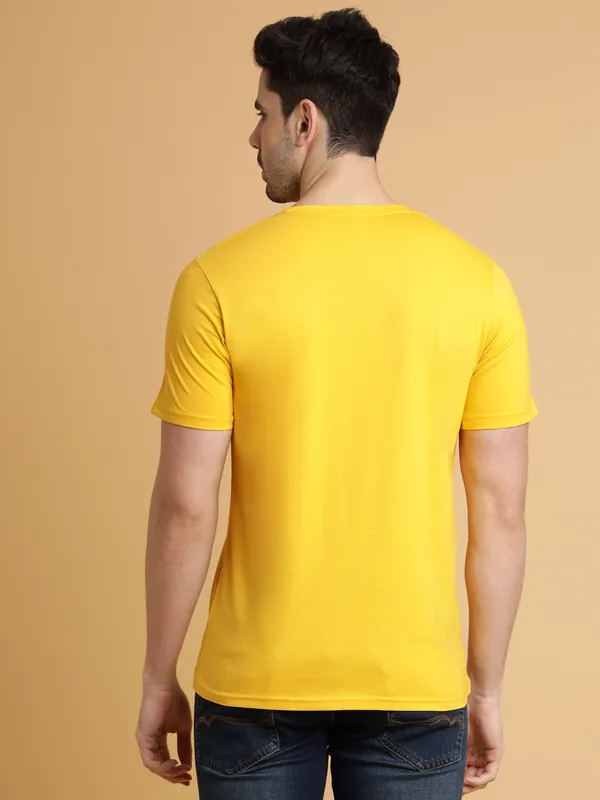Yellow_Cotton_Blend_Solid_T-Shirt_For_Men