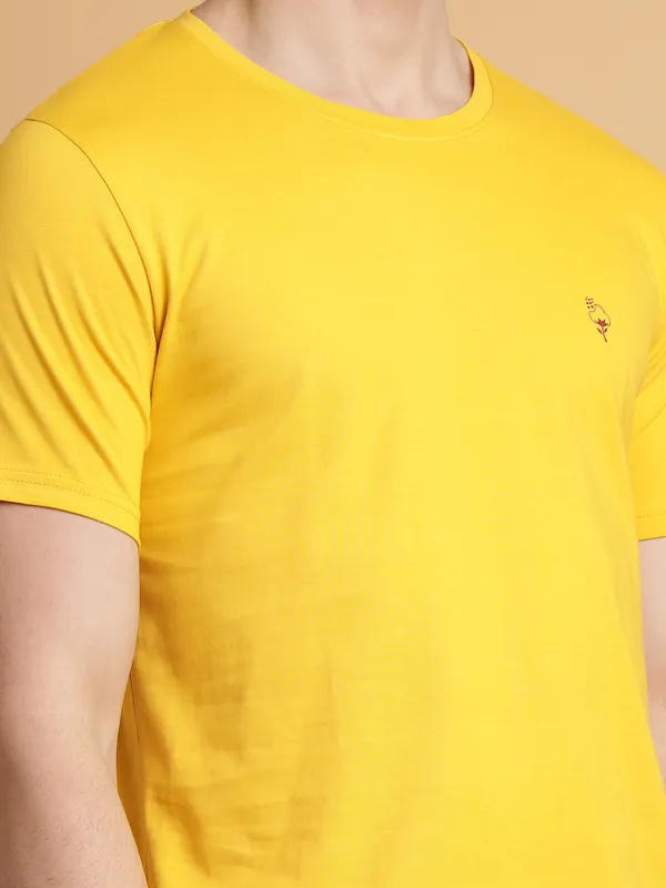 Yellow_Cotton_Blend_Solid_T-Shirt_For_Men