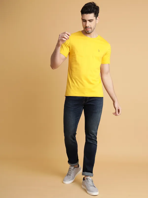 Yellow_Cotton_Blend_Solid_T-Shirt_For_Men