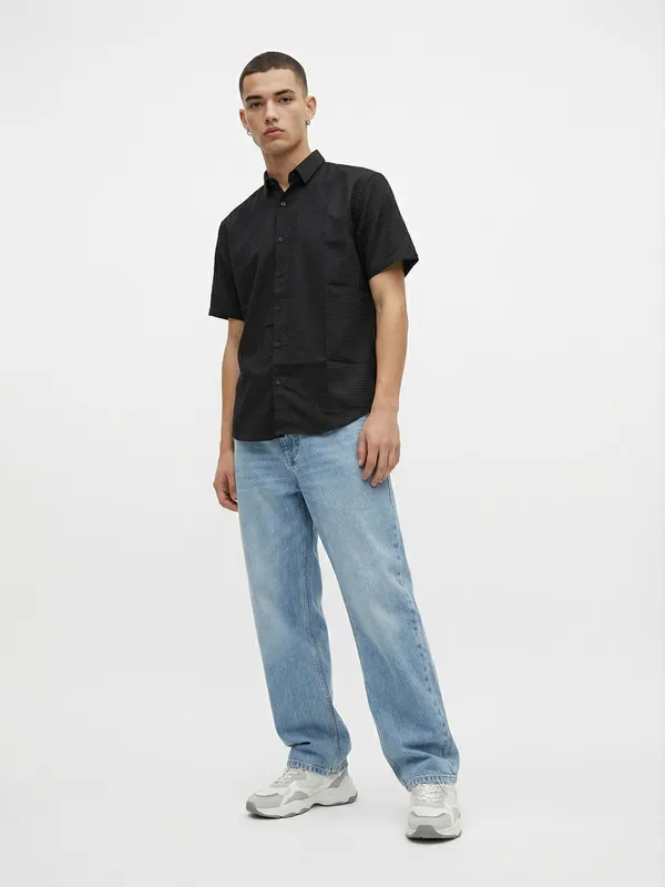 Men'S_Black_Textured_Short_Sleeve_Casual_Shirt