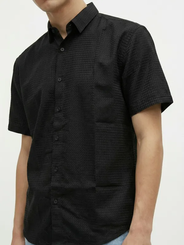 Men'S_Black_Textured_Short_Sleeve_Casual_Shirt