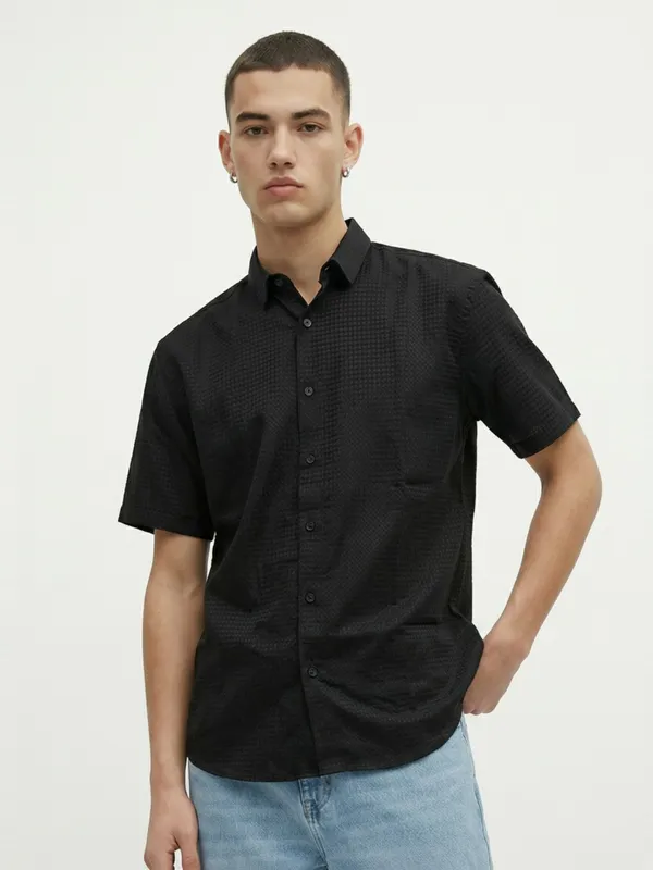 Men'S_Black_Textured_Short_Sleeve_Casual_Shirt