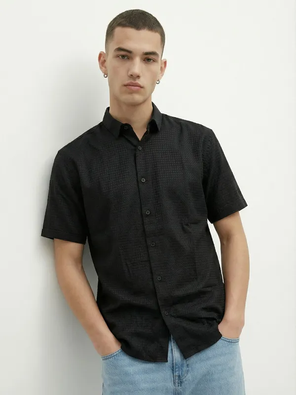 Men'S_Black_Textured_Short_Sleeve_Casual_Shirt