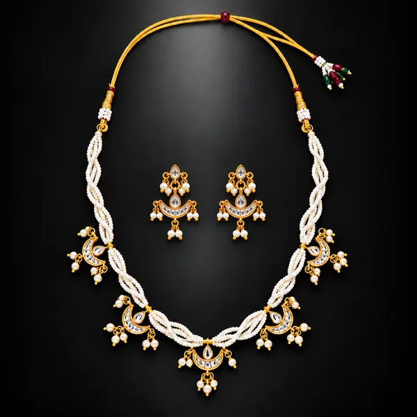 Chandrika_Pearl_Kundan_Crescent_Necklace