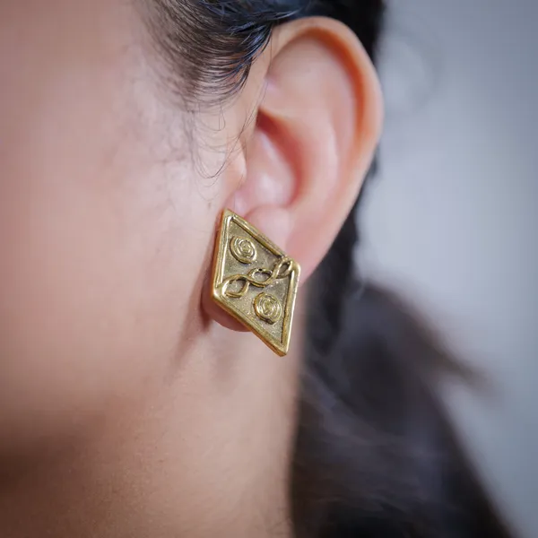 AURIM_BLAIR_STUD_EARRINGS_BRASS_DHOKRA_ART_DIAMOND_SHAPE