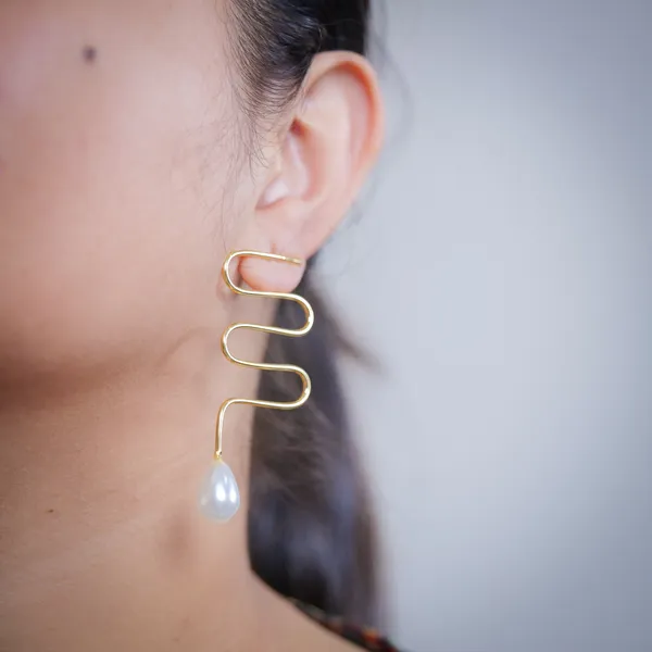 AURIM_BLAIR_EARRIND_BRASS_GOLDEN_WAVE_PATTERN_FRESHWATER_PEARLS