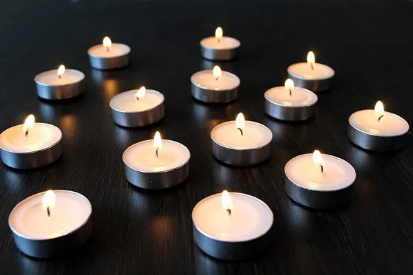 Pack_Of_10_White_Candles_Paraffin_Wax_Tealights,_Unscented