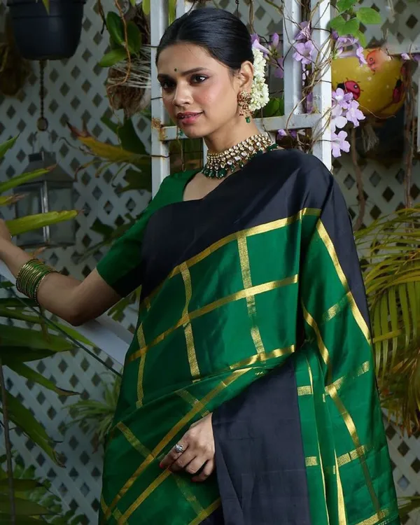 Green_And_Black_Color_Just_In_Soft_Banarasi_Silk_Saree_with_Classy_Bloue_Piece