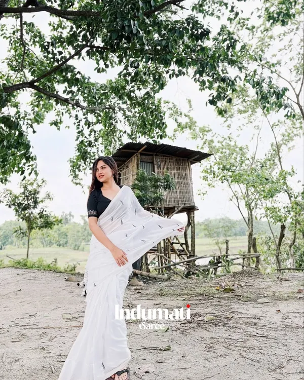 Sitara_Veen_-_Elegant_White_Saree_with_Tiny_Black_Motifs_&_Blouse_Piece