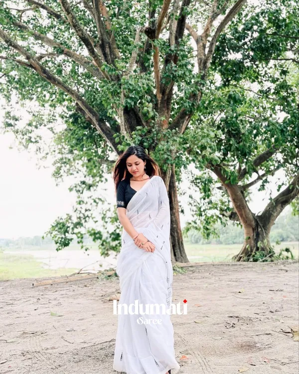 Sitara_Veen_-_Elegant_White_Saree_with_Tiny_Black_Motifs_&_Blouse_Piece