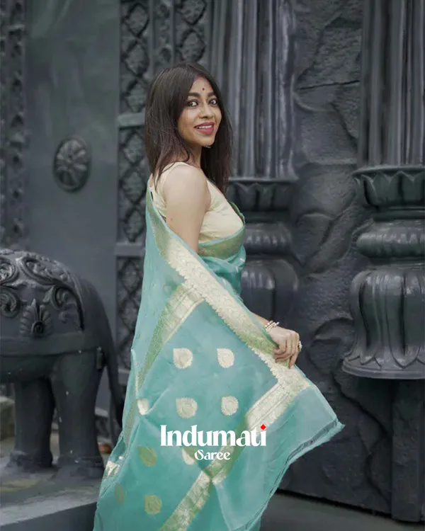 Bottle_Green_Color_Premium_Cotton_Silk_Saree_With_Classy_Blouse_and_tassels